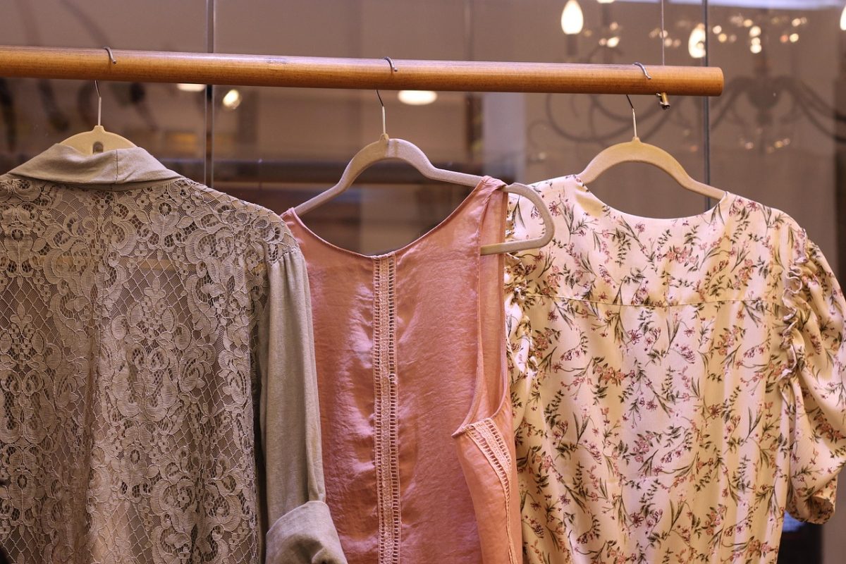 Tanie sukienki plus size na wesele: jak wybrać idealną kreację XL i XXL?