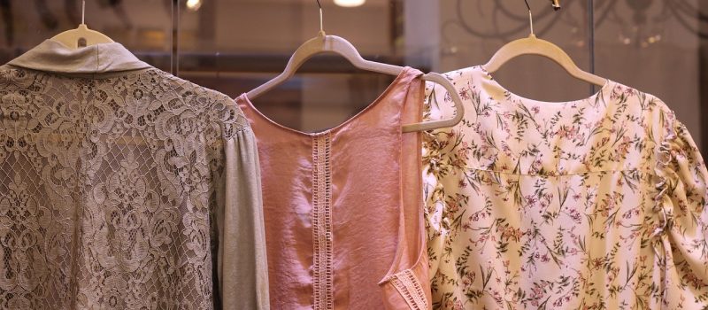 Tanie sukienki plus size na wesele: jak wybrać idealną kreację XL i XXL?