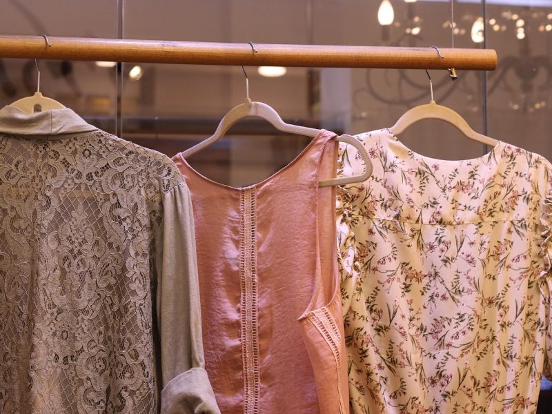 Tanie sukienki plus size na wesele: jak wybrać idealną kreację XL i XXL?