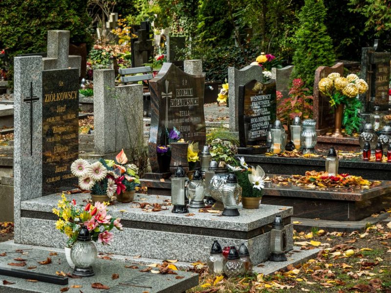 Wzory i ceny pomników – od czego zależy koszt nagrobka?